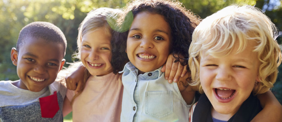 Vier lachende Kinder