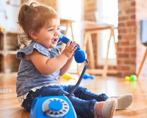 Kleines Kind mit Spieltelefon